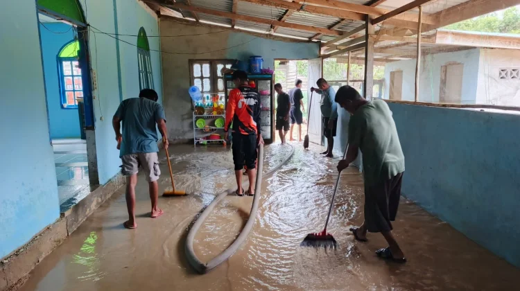 Warga Terdampak Banjir Pilih Bertahan di Rumah