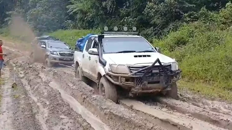 Warga Perbatasan Krayan Menanti Perbaikan Jalan