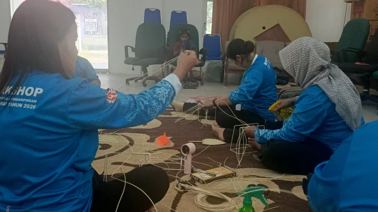 Peserta Krayan Timur Kantongi Ilmu Baru Anyaman Kombinasi Kulit
