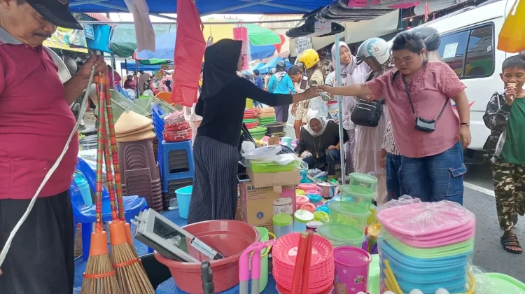 Pedagang Pasar Yamaker Raup Untung dari Tradisi Belanja 10 Muharram