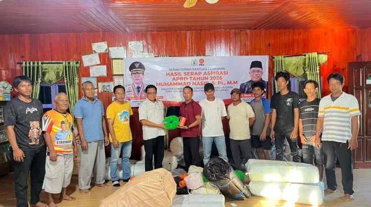 Anggota DPRD Kaltara Serahkan Bantuan Sarana Budidaya Rumput Laut di Nunukan