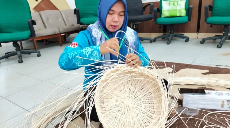 Anyaman Daun Pandan Jadi Ilmu Baru Bagi Pengrajin Lokal Nunukan