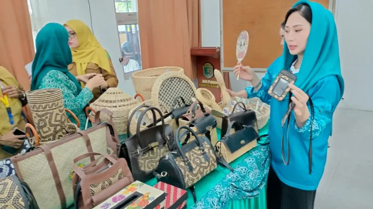 Optimalisasi Bahan Baku dan Tingkatkan Alat Produksi Pengrajin Lokal
