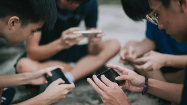 Dampak dari Hilangnya Kebiasaan Mengobrol bagi Kesehatan dan Kebahagiaan