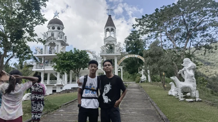 Haikal dan Brayen Kagum Miniatur Betlehem Desa Nele