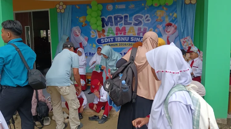 Hari Pertama Sekolah, Orang Tua Antusias Antar Anak Ikuti MPLS
