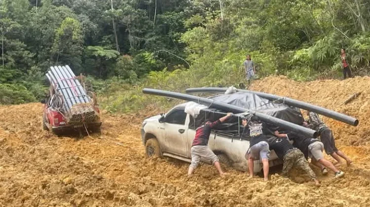 Akses Perbatasan RI-Malaysia Rusak Parah, Perjalanan Dua Jam Jadi Enam Hari