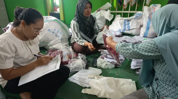 Bantuan Seragam Sekolah Gratis Bantu Kurangi Beban Biaya Orang Tua Siswa