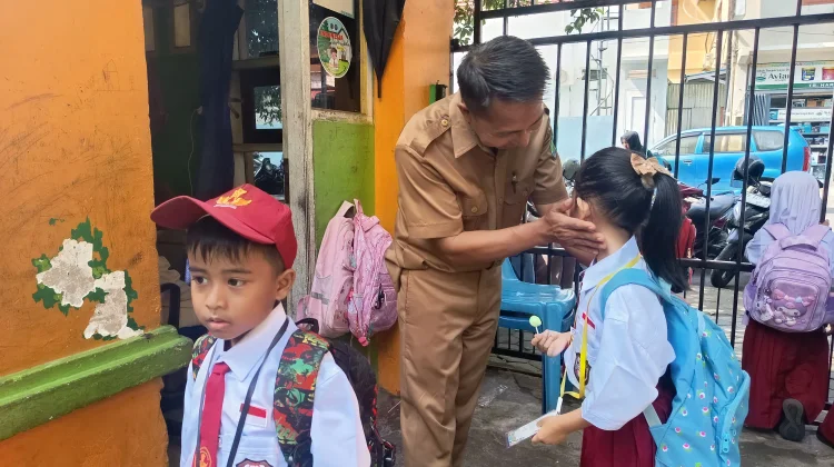 MPLS SDN 005 Nunukan, Orang Tua Antusias Dampingi Siswa hingga Pulang Sekolah