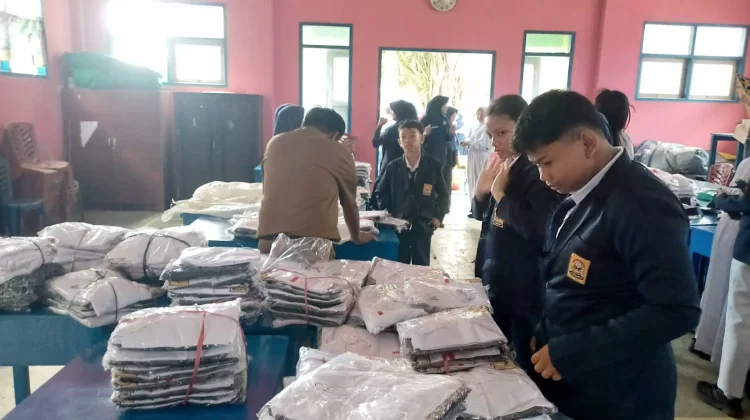 Ratusan Siswa-Siswi SMP Negeri 1 Nunukan Mendapatkan Baju Seragam Sekolah