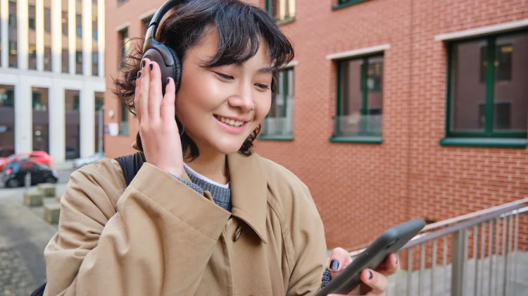 Mendengarkan Musik Bantu Jaga Kesehatan Mental dan Emosi Positif