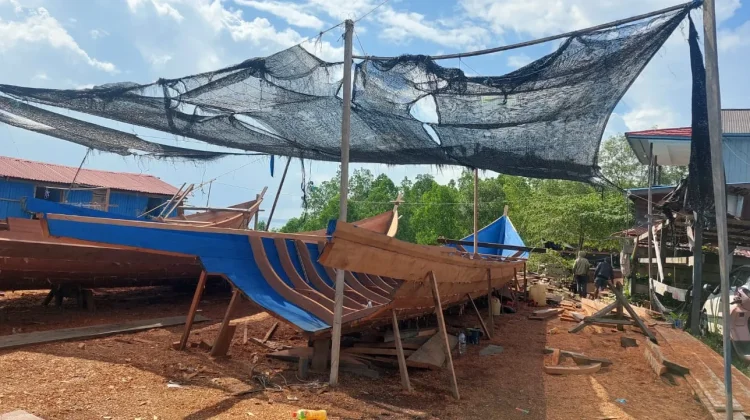 Harga Rumput Laut Naik, Pengrajin Perahu Kebanjiran Pesanan