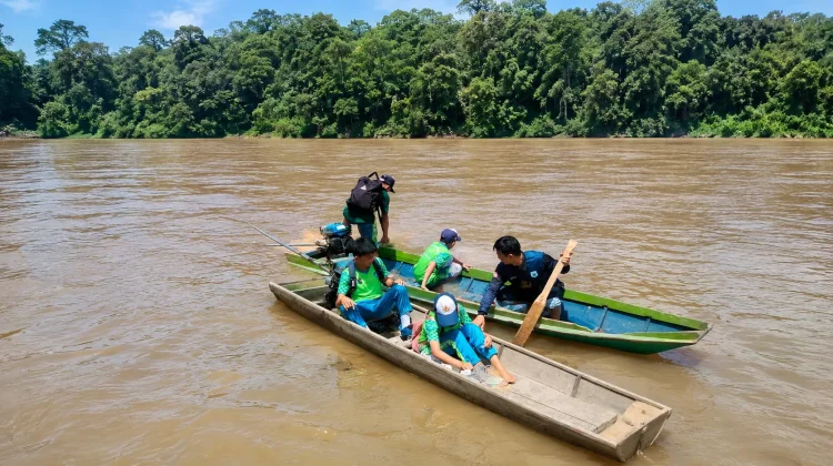 Pelajar di Perbatasan RI-Malaysia Nekat Arungi Sungai Demi Sekolah