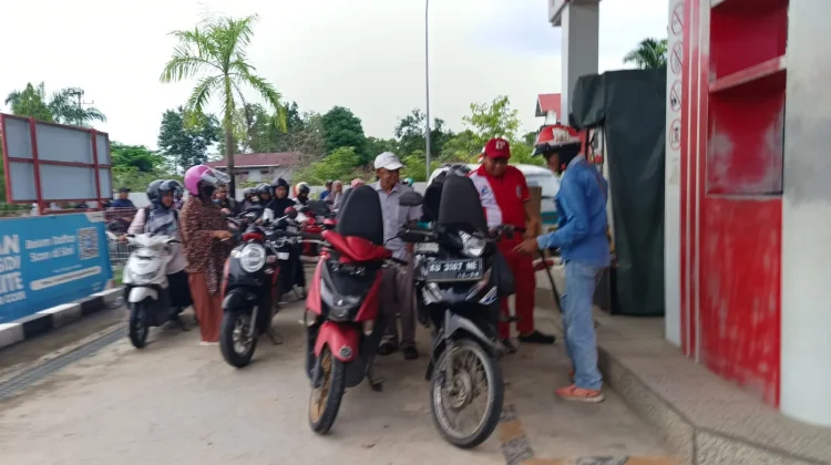 Warga Nunukan Keluhkan Pengisian Jeriken Kerap Didahulukan saat Antre BBM