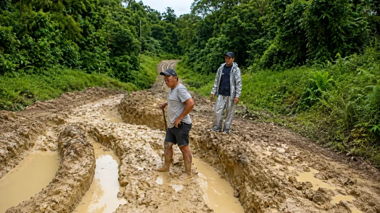 Belum Ditangani Provinsi, Pemkab Nunukan Turun Tangan Benahi Jalan Krayan