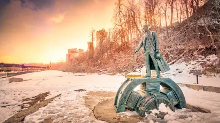 Monumen Nikola Tesla yang Sangat Fenomenal