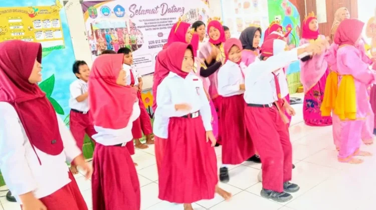 Tim Bahasa Apresiasi Kreativitas Siswa SD 012