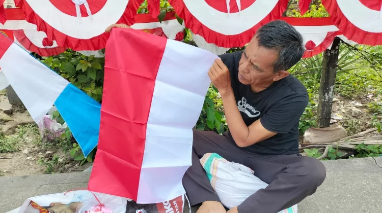 Pedagang Bendera di Jalan TVRI, Nunukan Merasakan Sepinya Pembeli