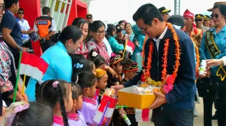 Masyarakat Krayan Sambut Bupati untuk Peringati HUT ke-81 RI
