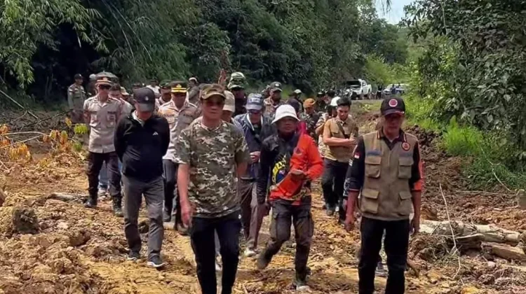 Bupati Irwan, Tinjau Jalan Rusak dan Gereja Terdampak Angin Kencang di Krayan