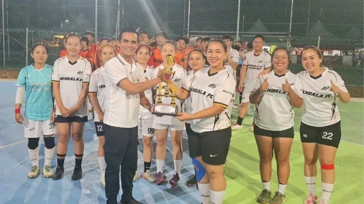 Krayan Membara di Malam Dingin: Bupati Irwan Barikan Trofi Juara Futsal Putri