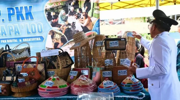 Tinjau Stand UMKM Mansalong, Wabup Hermanus Janjikan Mesin Produksi
