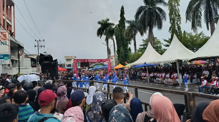 Hujan Tak Surutkan Antusias Masyarakat Nunukan Saksikan Lomba Gerak Jalan Indah