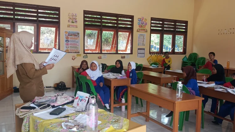 Siswa SDN 003 Sebatik Melintasi Perbatasan Malaysia Setiap Hari