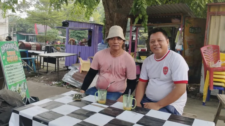 Maradona Nikmati Es Kelapa Muda Sore Hari