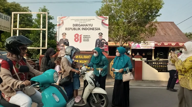 PKK Kecamatan Nunukan Bersama Ibu Bhayangkari Laksanakan Pembagian Masker