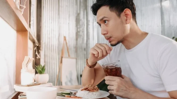 Apakah Boleh Minum Teh Sambil Makan