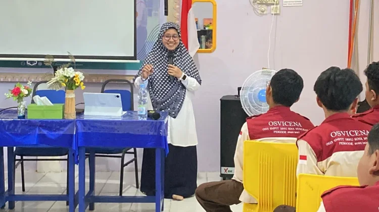 Arpiah Bekali Calon Pemimpin Muda SMPIT Ibnu Sina dengan Public Speaking