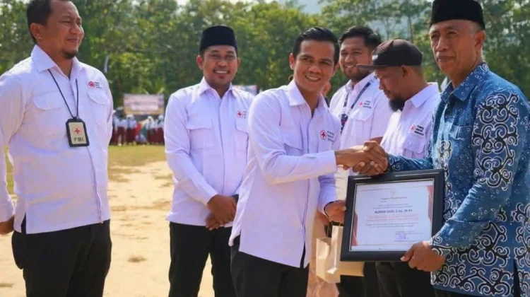 Bupati Irwan Serahkan Penghargaan kepada Pendonor Darah Terbanyak