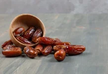 Mencuci Buah Kurma Sesuai Petunjuk Otoritas Pangan Arab Saudi