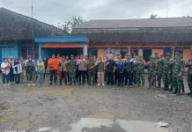 Tim Gabungan Bersama Warga Tangani Banjir