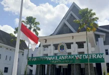 DPRD Nunukan Kibarkan Bendera Setengah Tiang