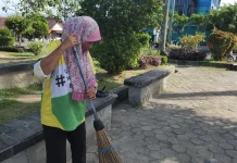 Peluh dan Harapan di Balik Sapu Lidi Susana