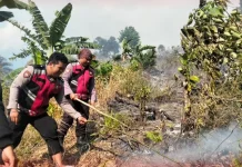 Polsek Sebatik Sigap Padamkan Dua Karhutla Bersama Warga
