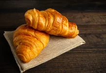 Evolusi Croissant: Dari Roti Kipferl Austria hingga Ikon Kuliner Prancis