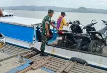Babinsa Imbau Warga Utamakan Keselamatan saat Menyeberang Perahu