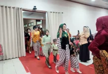 Puluhan Pasang Anak dan Ibu ikut Lomba Kebaya Wastra di Nunukan