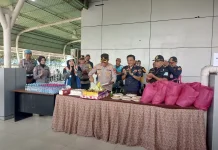 Peringati Hari Buruh, Polres Nunukan Beri Paket Sembako dan Potong Tumpeng