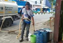 Sumber Air Baku Menipis, Perumda Tirta Taka Bagikan Air Bersih Gratis