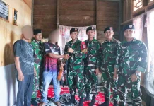 Pasiter Satgas Pamtas Lembuswana Menerima Senpi Rakitan dari Warga Seimanggaris