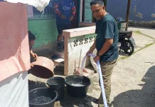 Pengusaha Ayam Salurkan 4.600 Liter Air untuk Warga Sungai Bolong