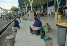 Pedagang Asongan Sudah disediakan Tempat Masih Berjualan diarea Pelabuhan