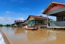 Banjir Rendam Desa Atap, Warga Gunakan Perahu untuk Beraktivitas