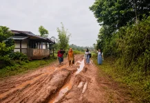 Pelajar di Krayan Selatan Terpaksa Jalan Kaki ke Sekolah akibat Jalan Rusak Parah