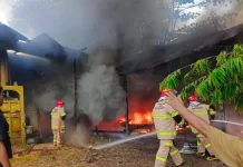Diduga akibat Puntung Rokok Remaja, Gudang Plastik Terbakar