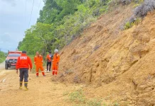Curah Hujan Tinggi Picu Longsor Tutupi Jalan